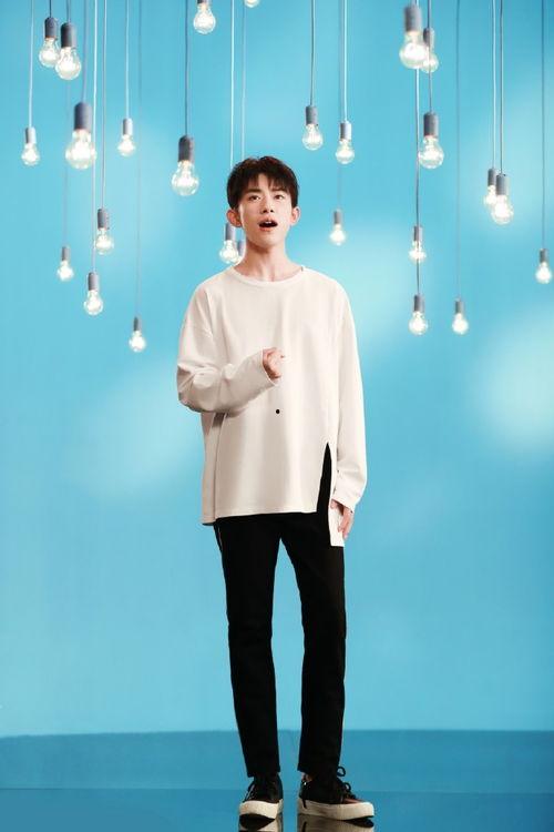 白衣黑裤拍照背景,白衣黑裤拍照背景下的潮流演绎