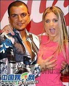 美女被摸奶图片,美女遭遇不测，隐私部位被摸，现场画面令人震惊